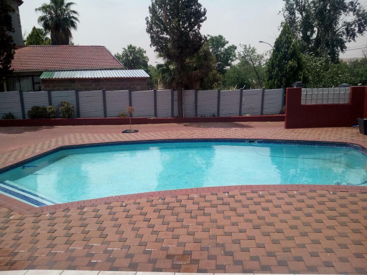 On Hill Lodge Bloemfontein Esterno foto