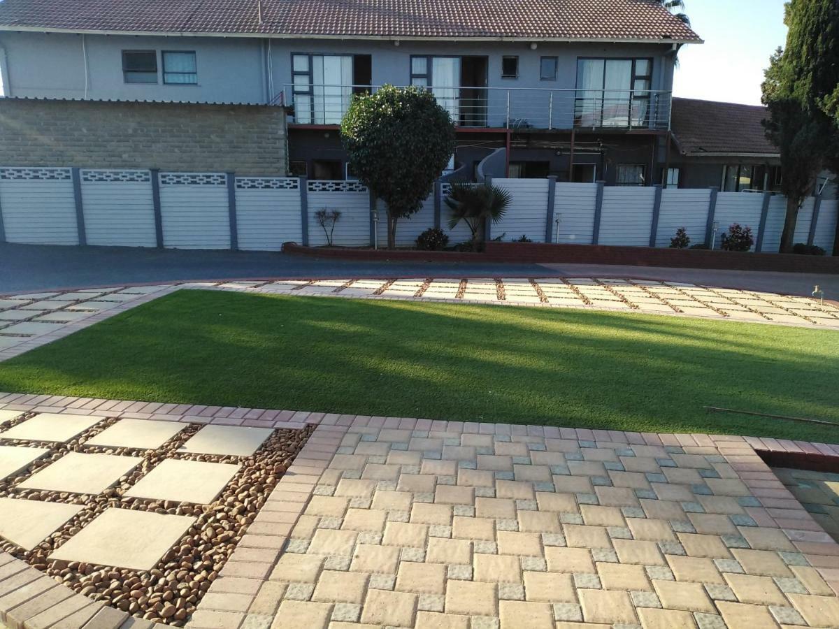 On Hill Lodge Bloemfontein Esterno foto